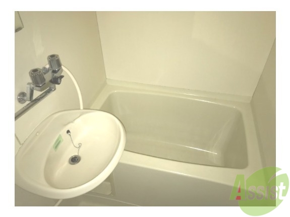 バス・シャワールーム　浴槽は深さがあるので、しっかり浸かれます。