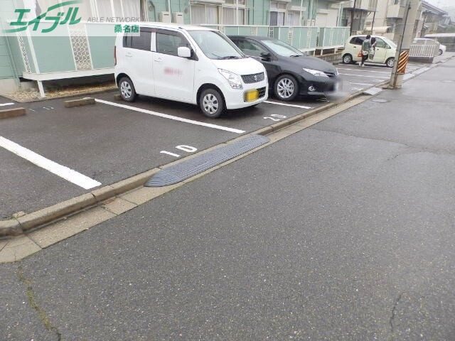 【桑名市新西方のアパートの駐車場】