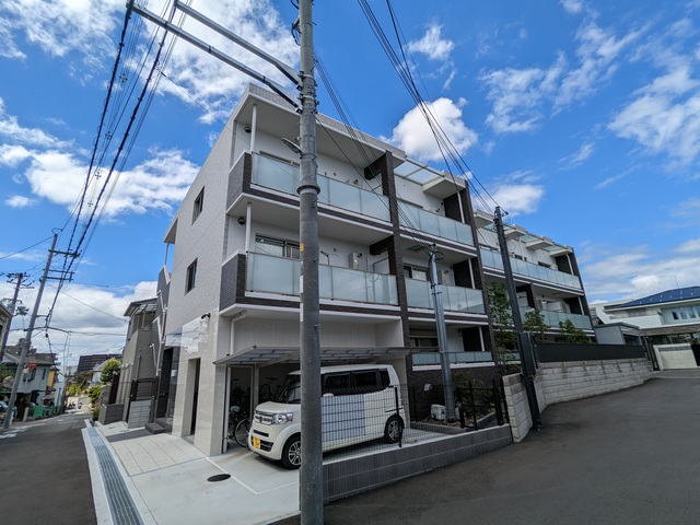 茨木市総持寺のマンションの建物外観