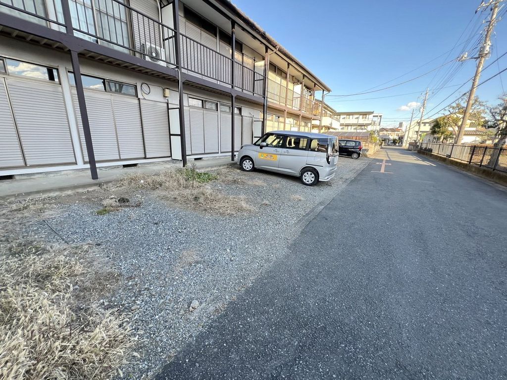 【鶴ヶ島市脚折町のアパートの駐車場】