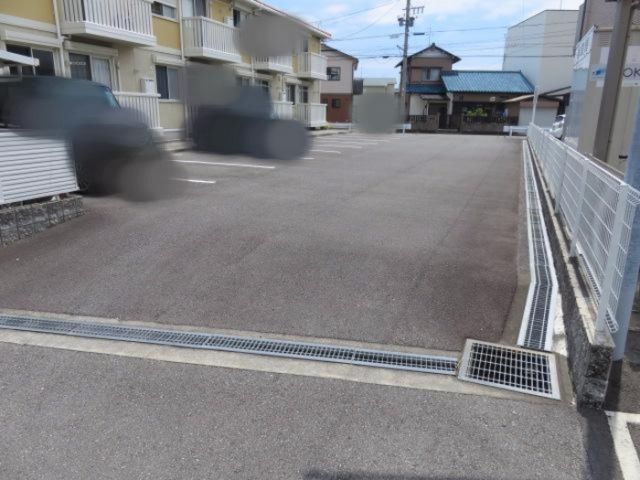 【静岡市駿河区西島のアパートの駐車場】