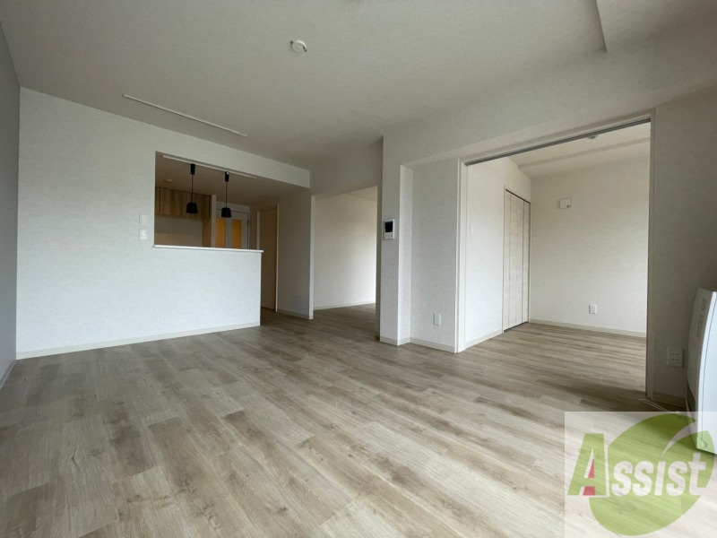 居室・リビング　リビングです。窓が大きくて明るいですね！