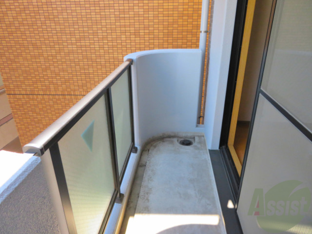 バルコニー　バルコニーは天気の良い日は洗濯物もよく乾きそうですね。