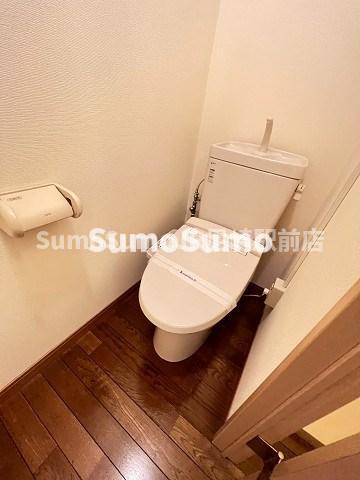 トイレ　落ち着いた色調のトイレです