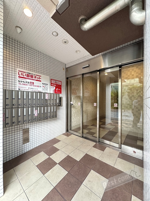 エントランス　オートロック付きで部外者シャットアウト♪