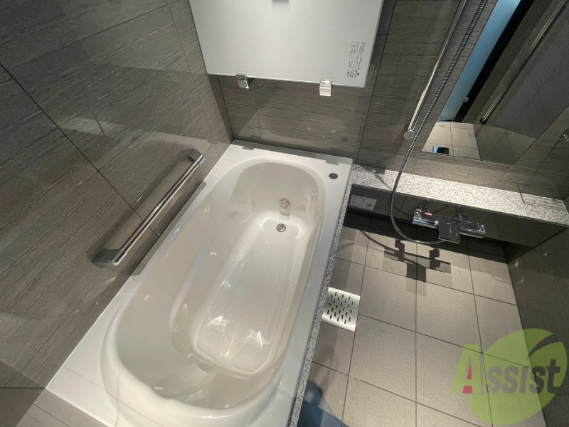 バス・シャワールーム　お風呂です。広々したバスでゆっくりくつろげます。