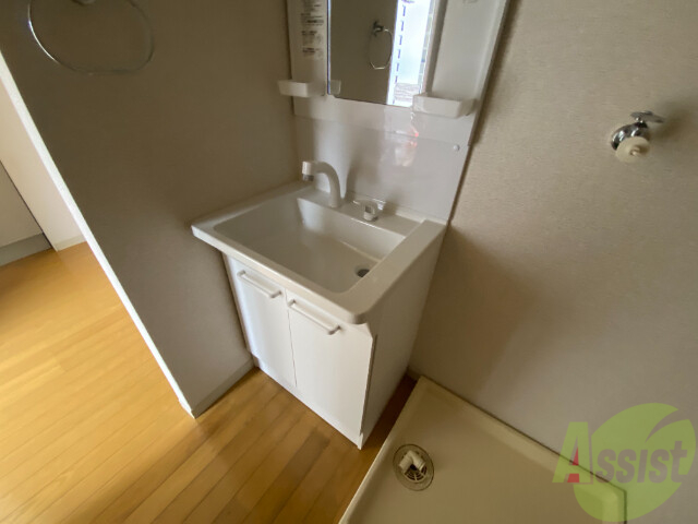 洗面設備　嬉しい独立の洗面化粧台。小物も色々置けそうです