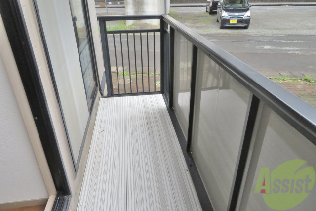 収納　バルコニーは洗濯物干すには十分な広さです。