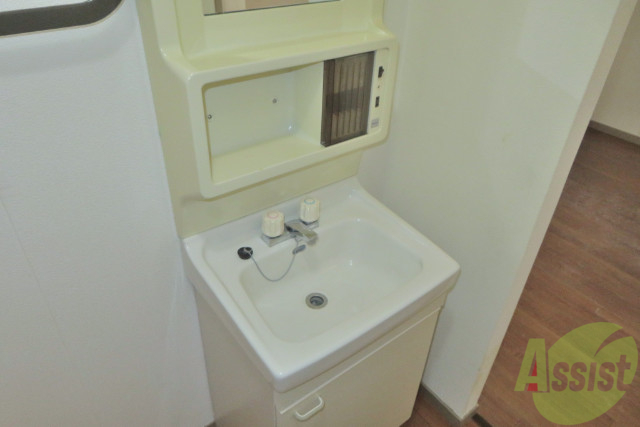 洗面設備　洗面台は独立です。朝の準備も快適に出来ますね。