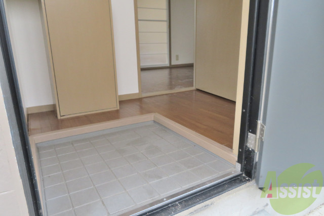 玄関　玄関は、綺麗なタイルで上がったらフローリングになっています。