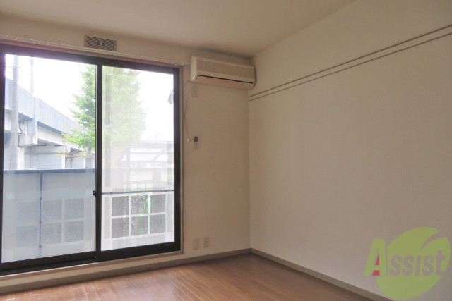 居室・リビング　リビングには大きな窓とエアコンが付いています。