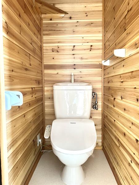 トイレ　ログハウス調の内装です