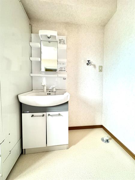 洗面設備　人気の独立洗面台の横には洗濯機の設置ができます