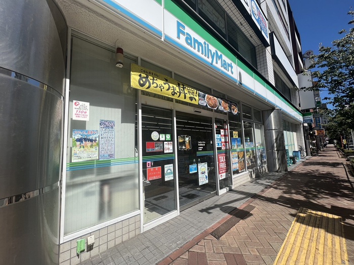 コンビニ　ファミリーマート（コンビニ）まで112m