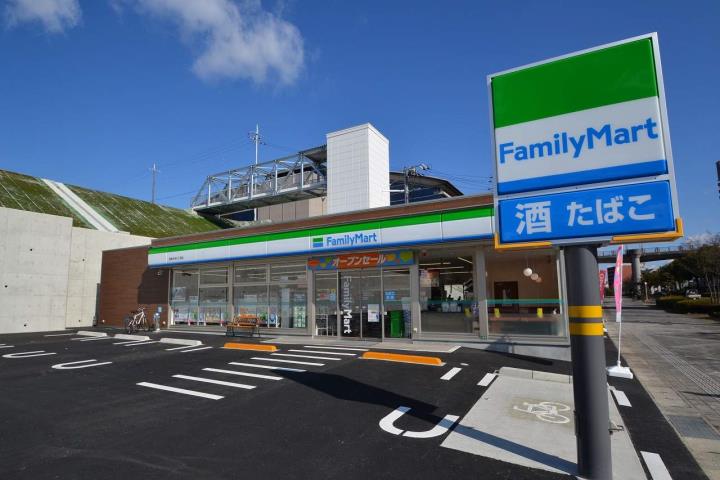 コンビニ　ファミリーマート西条中央七丁目（コンビニ）まで650m