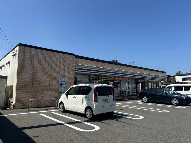コンビニ　セブンイレブン（コンビニ）まで692m