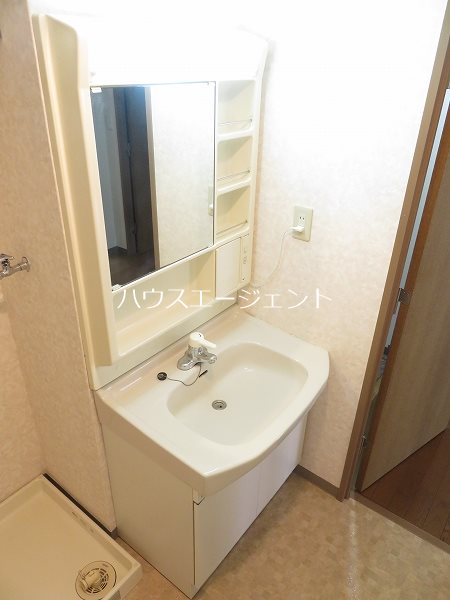 洗面設備　独立洗面台で朝の準備もばっちりです。※参考画像