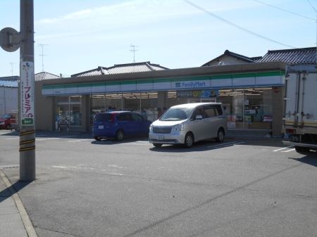 コンビニ　ファミリーマート（コンビニ）まで1100m