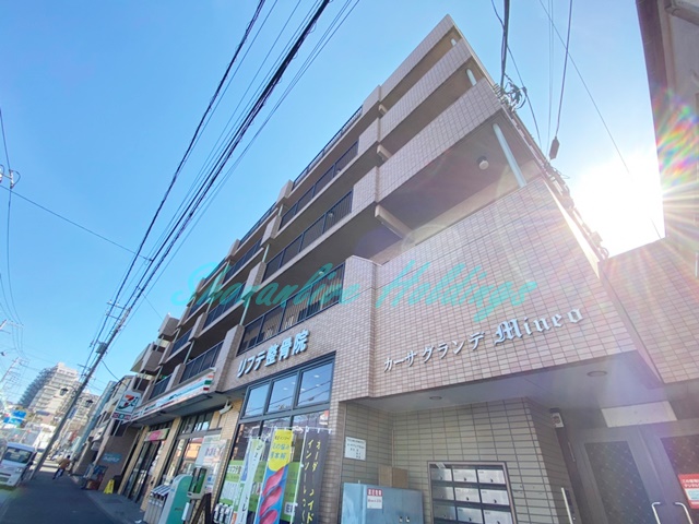 建物外観　便利な1Fコンビニ♪重厚なマンションタイプ