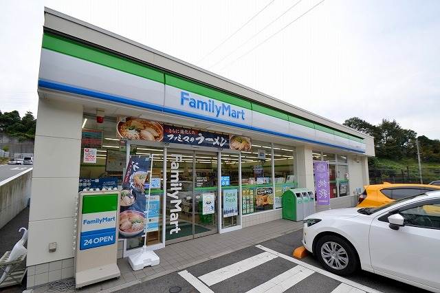 コンビニ　ファミリーマート大塚西四丁目店（コンビニ）まで1121m
