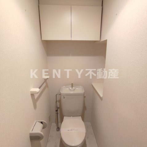 トイレ　落ち着いた色調のトイレです