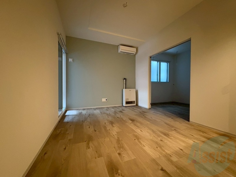 居室・リビング　フローリングと壁のカラーが明るい雰囲気ですね！