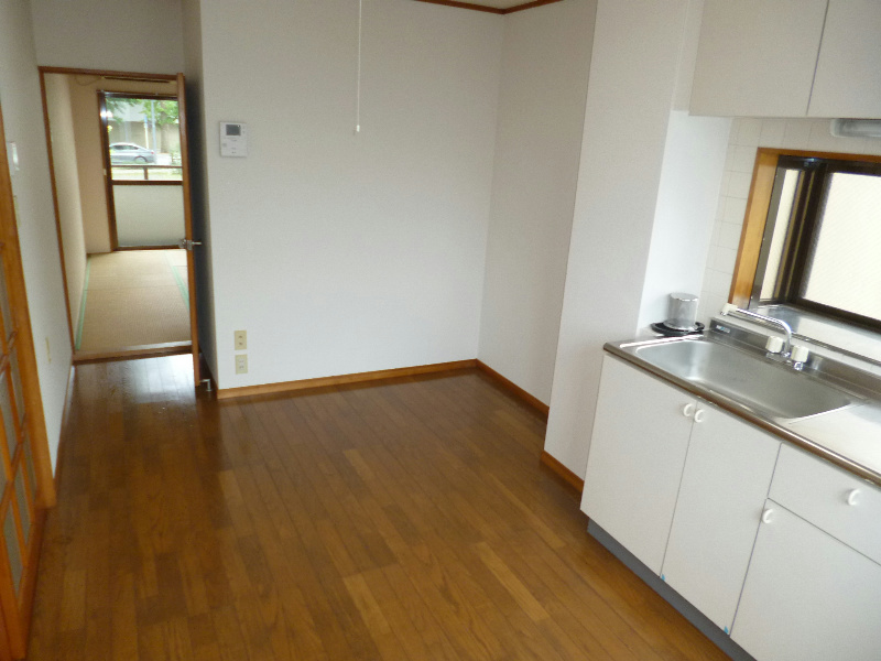 居室・リビング　窓がたくさんあり明るいリビングです。