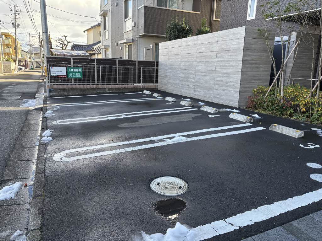 建物外観　駐車場