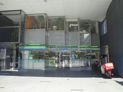 コンビニ　ファミリーマート麹町三丁目店（コンビニ）まで100m