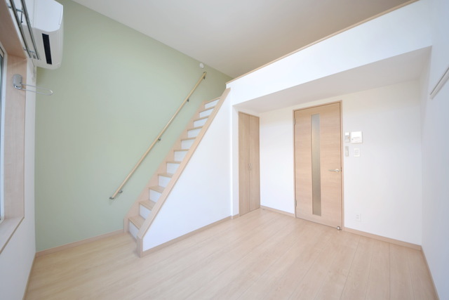 居室・リビング　～固定階段で登りやすいです～