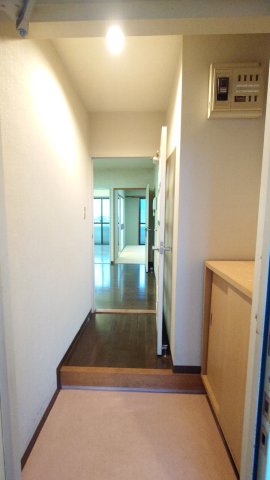 玄関　※同間取りの701号室の写真です