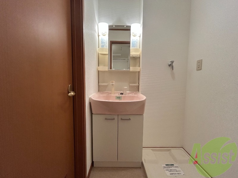 洗面設備　洗面台はこちら、広々して使いやすそうですね。