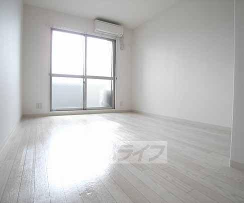 居室・リビング　白基調のお部屋です