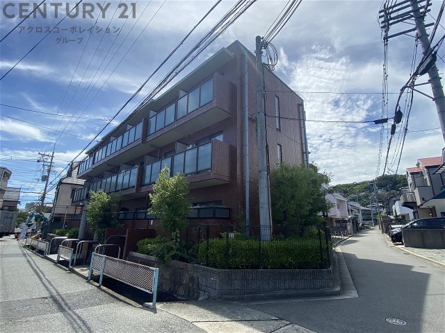 建物外観　オートロックで外部の人間が簡単に出入りできないため安心です！