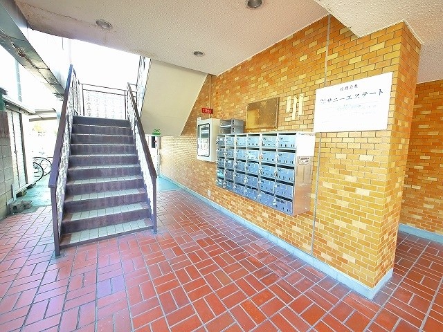 エントランス　キレイな共有スペース。