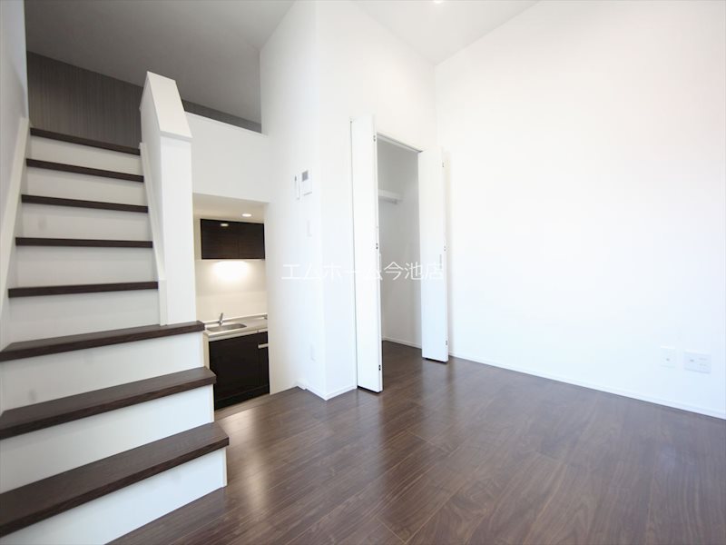 居室・リビング　洋室5.3帖　エアコン付　収納充実　バルコニーに面しています