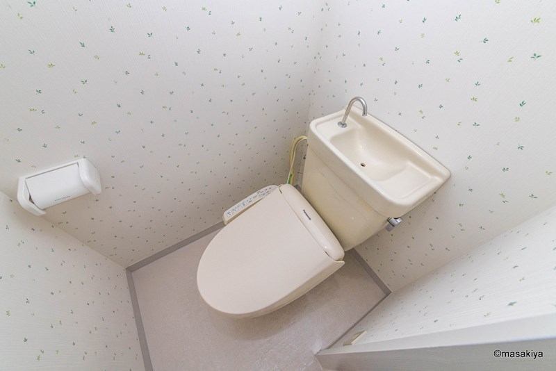 トイレ　写真は同じ建物内の別のお部屋のものです。参考にご覧下さい。