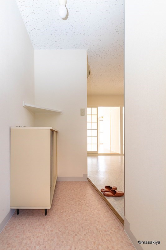 玄関　写真は同じ建物内の別のお部屋のものです。参考にご覧下さい。