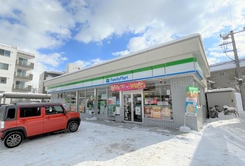 コンビニ　ファミリーマート札幌厚別中央4条店（コンビニ）まで293m