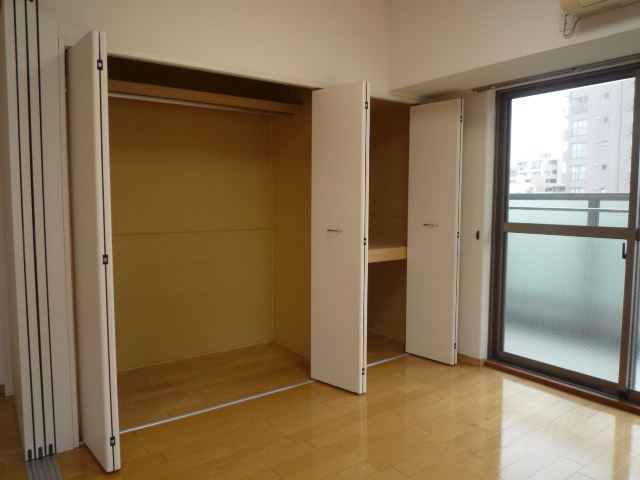 収納　ハンガーパイプ付きと上下２段広い収納です