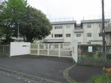 小学校　日野市立仲田小学校（小学校）まで683m