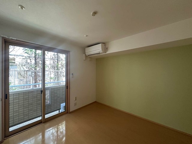 居室・リビング　西向き洋室6.6帖☆バルコニーに繋がるお部屋です！エアコン付