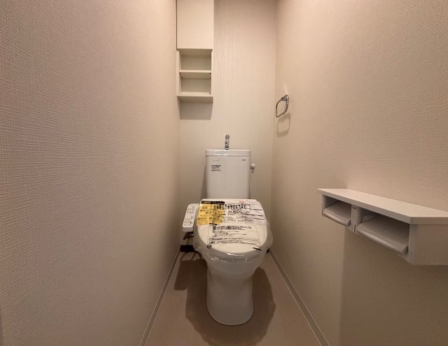 トイレ　トイレ上に小物収納スペースがあるので常に綺麗に出来ちゃう