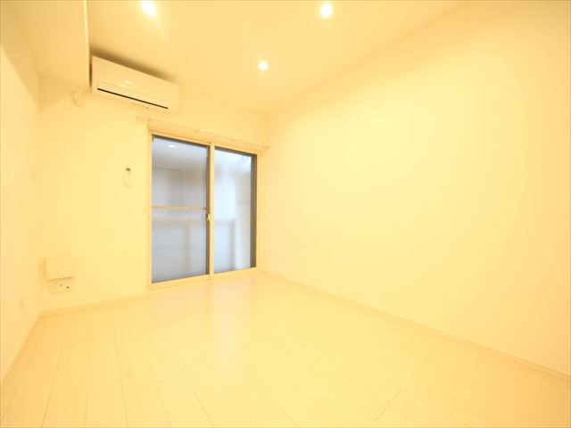 バルコニー　洋室6.9帖　エアコン付　収納充実　バルコニーに面しています