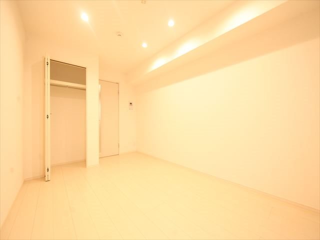 その他　洋室6.9帖　エアコン付　収納充実　バルコニーに面しています