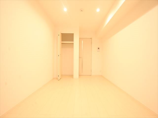 居室・リビング　洋室6.9帖　エアコン付　収納充実　バルコニーに面しています