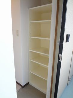 玄関　玄関には大きな靴箱がございます。