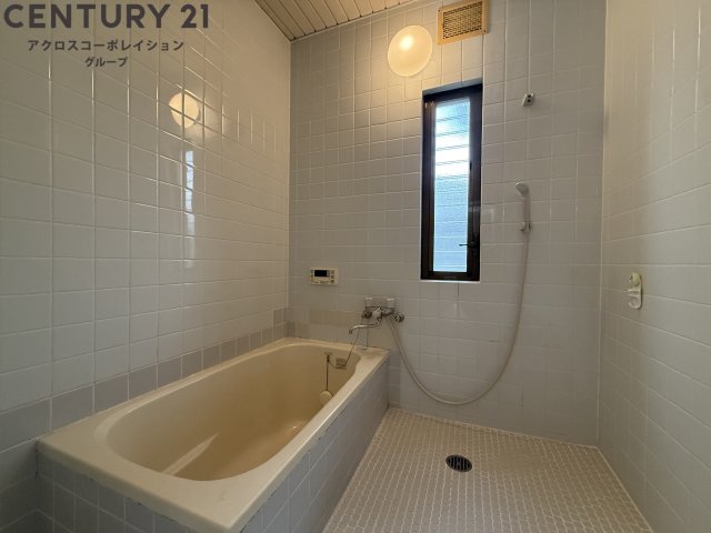 バス・シャワールーム　足を伸ばして入浴できます☆