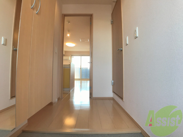 玄関　玄関を入ると正面がリビング、右手に脱衣所、左にトイレです