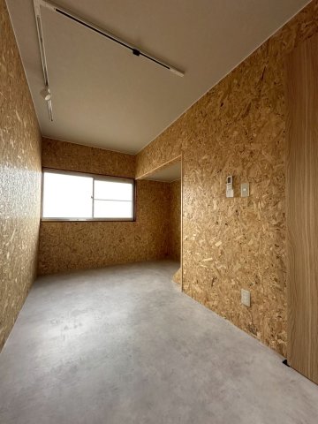 居室・リビング　静かな時間が似合う、やさしい光の洋室。